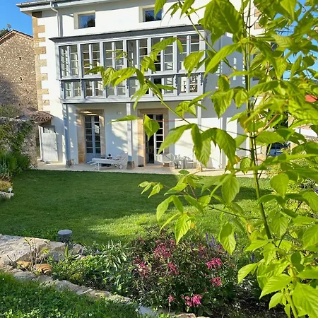 Historic Colonial Near The Coast Vakantiehuis
